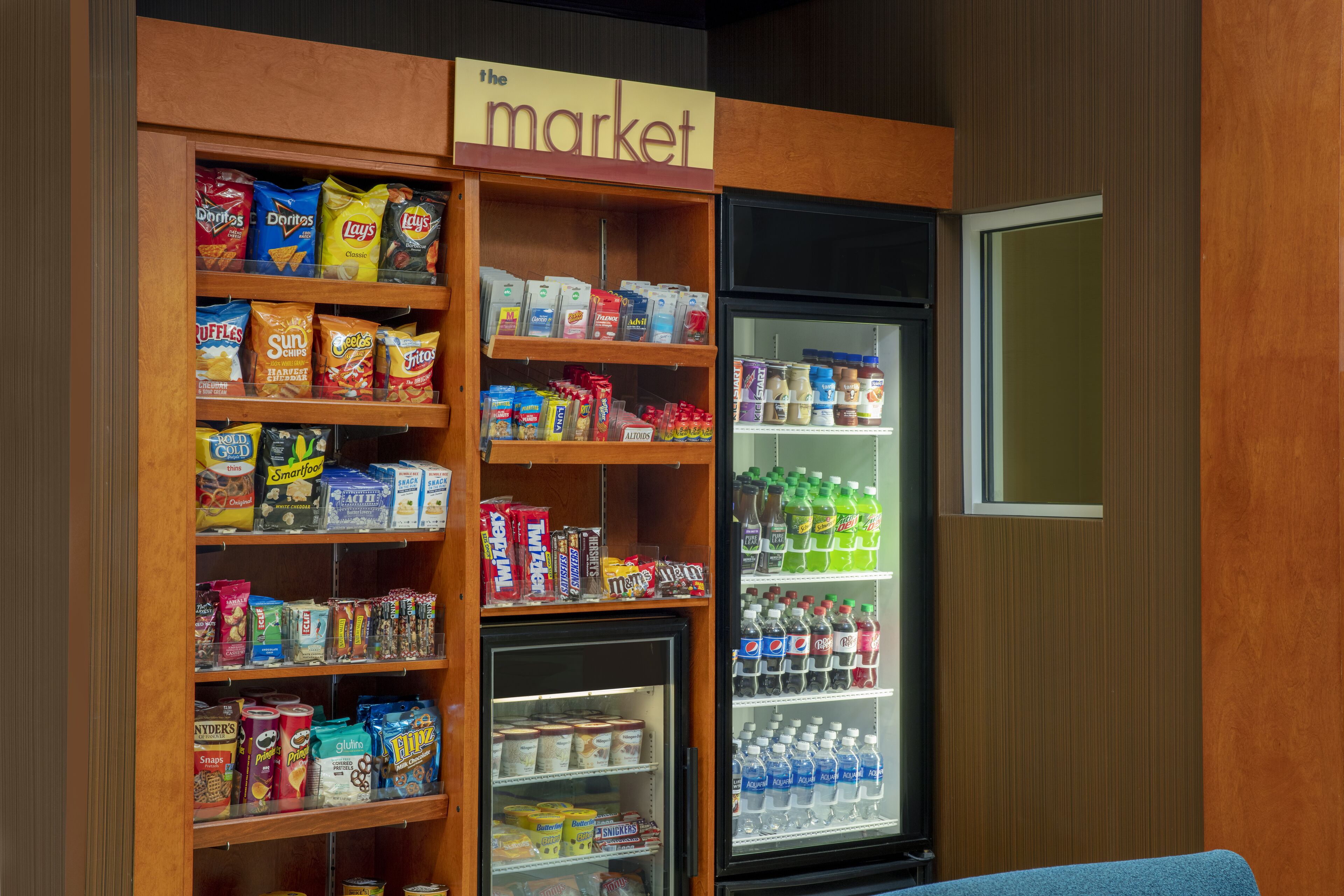 Eine Auswahl an Snacks und Getränken, darunter Chips, Getreideprodukte und verschiedene Getränke.