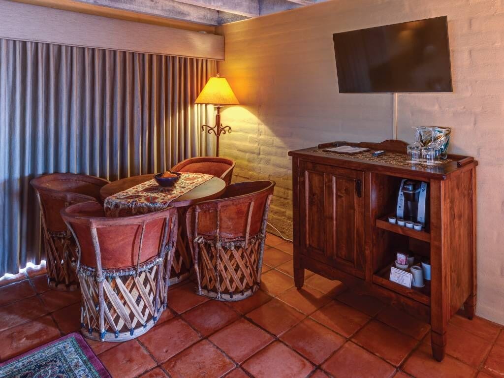 suite, 1 king bed | living area | flat-screen tv, mp3 dock