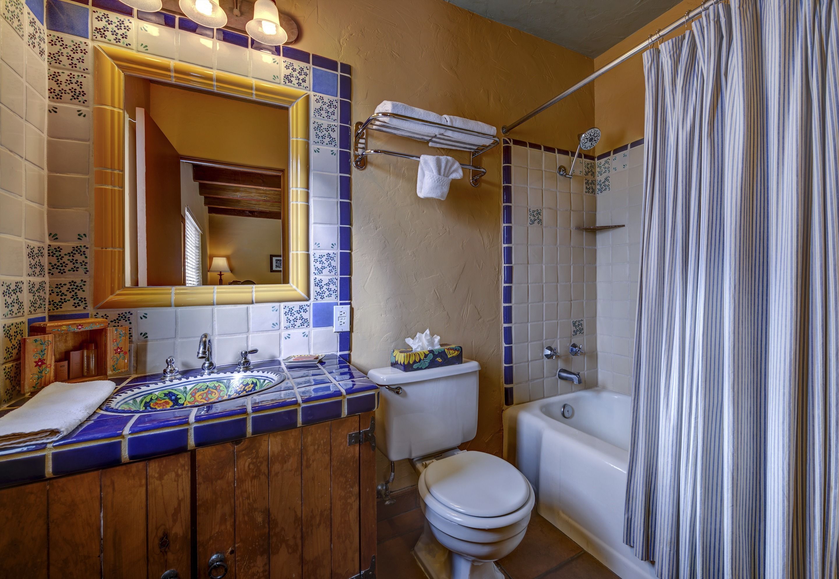 Une salle de bain avec un lavabo, des toilettes et une baignoire, le tout recouvert de carrelage.