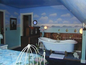 Traditional Room (Mariner) | Deep soaking bathtub - Robin's Nest Inn (San Andreas)