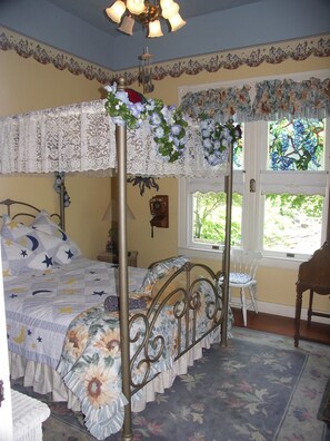 Traditional Room (Soleil) | Desk, iron/ironing board, free WiFi, bed sheets - Robins Nest Bed & Breakfast (San Andreas)