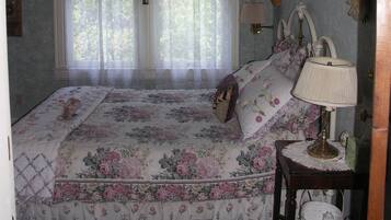 Escritorio, tabla de planchar con plancha, wifi gratis y ropa de cama