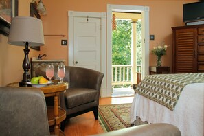 디럭스룸, 퀸사이즈침대 1개, 전용 욕실 (Verandah Room - 2nd Floor) | 고급 침구, 각각 다른 스타일의 인테리어, 각각 다르게 가구 비치, 암막 커튼