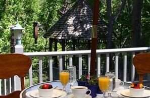 Outdoor dining - Heartstone Inn B&B & Cottages (Eureka Springs)