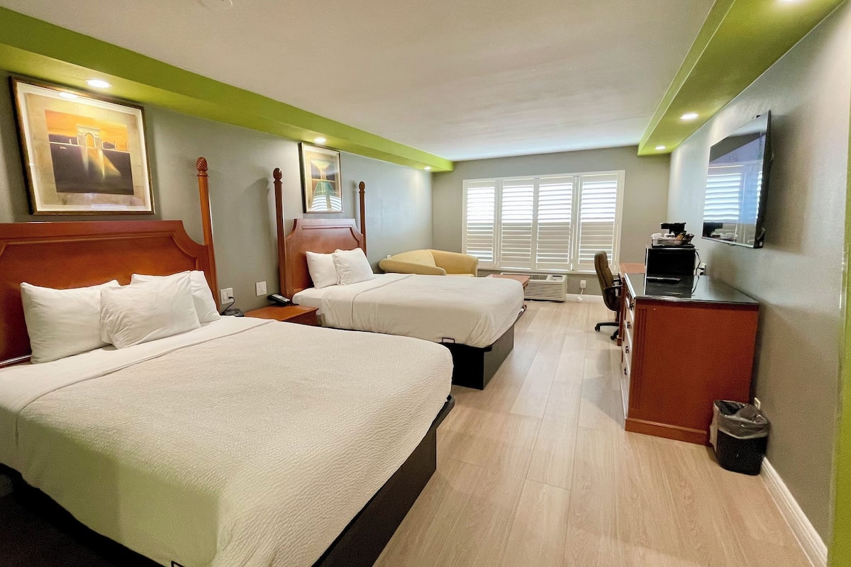 Habitación Deluxe, 2 camas Queen size | 1 habitación, escritorio, cortinas blackout y insonorización