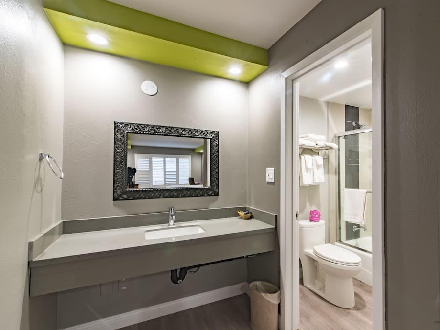 Combined shower/bathtub, free toiletries, towels