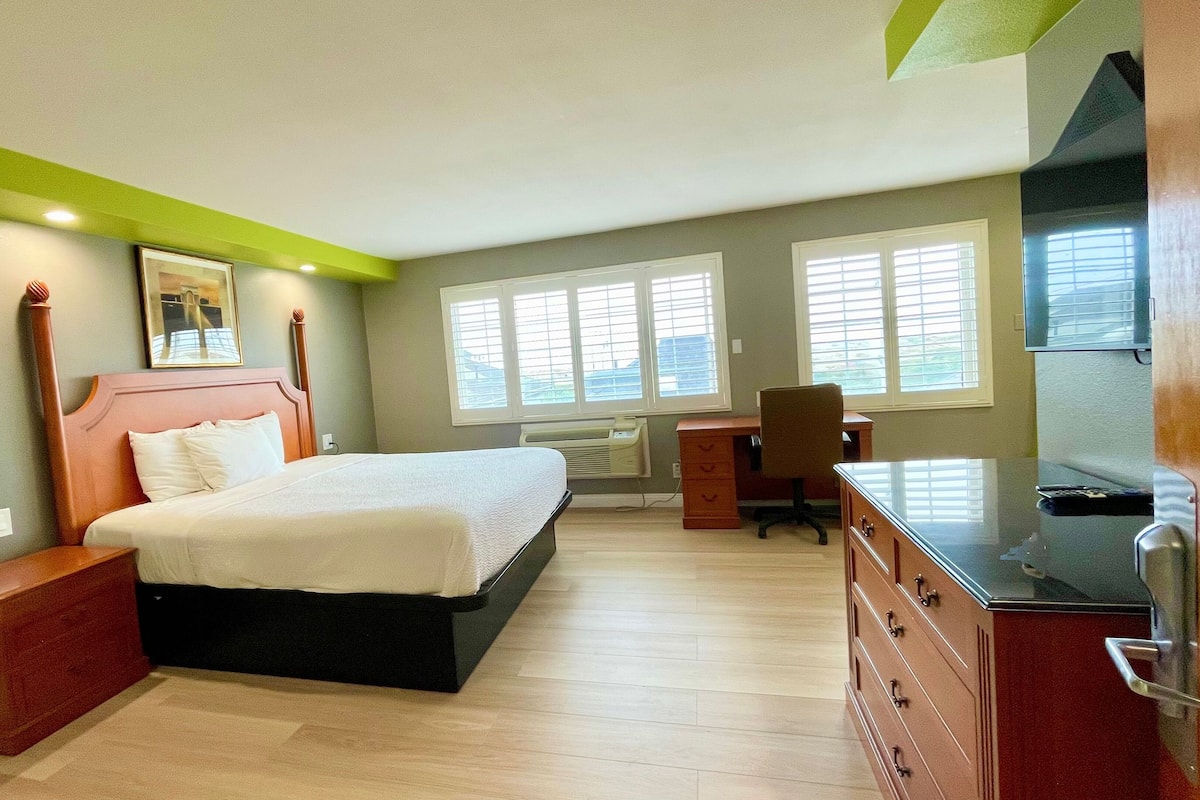 Standardzimmer, 1 King-Bett | 1 Schlafzimmer, Schreibtisch, Verdunkelungsvorhänge