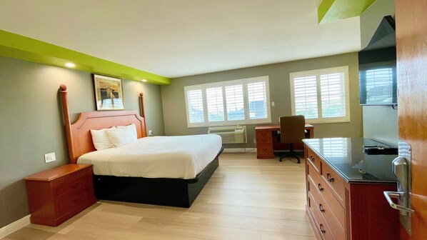 Standard Room, 1 King Bed | 1 bedroom, desk, blackout drapes, soundproofing