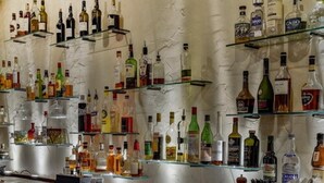 Zona bar con scaffali pieni di bottiglie di liquori.