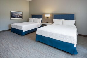 In-room safe, desk, laptop workspace, blackout curtains - Hampton Inn Harriman Woodbury (Central Valley)