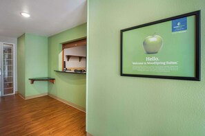 Lobby - WoodSpring Suites Louisville Southeast (Louisville)