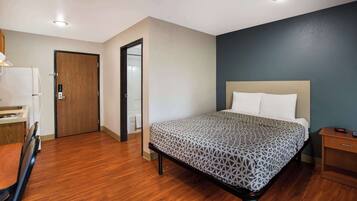 Una scrivania, postazione laptop, ferro/asse da stiro, Wi-Fi gratuito