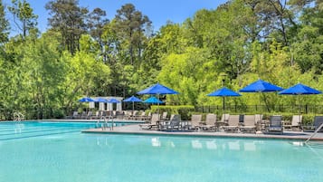 Een binnenzwembad, een seizoensgebonden buitenzwembad en ligstoelen