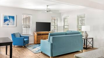 Loft, 2 slaapkamers | Woonruimte | Televisie en een dvd-speler