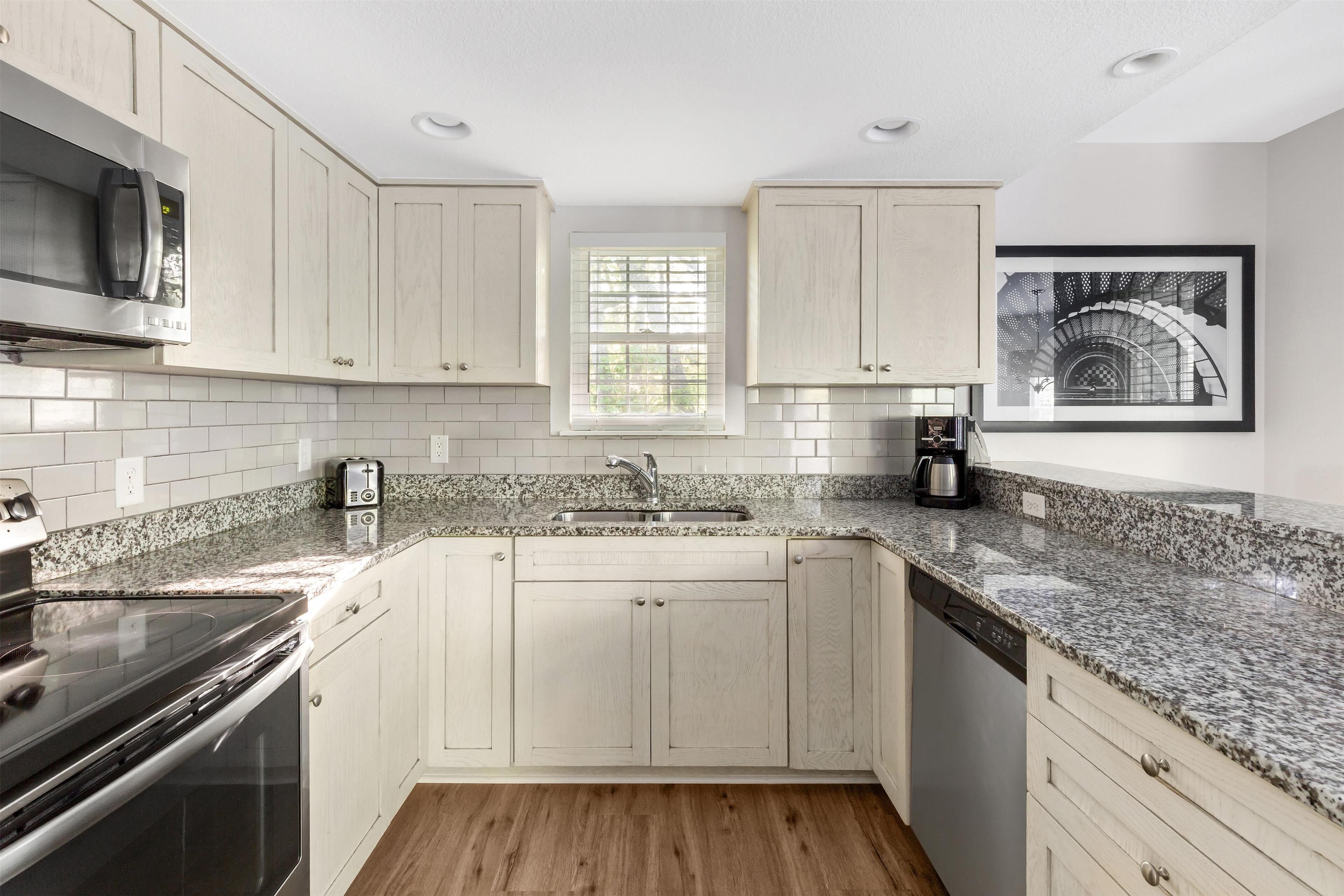 4 bedroom 1kg 2qn 2twn suite with open loft | private kitchen | full-sized fridge, microwave, oven, stovetop