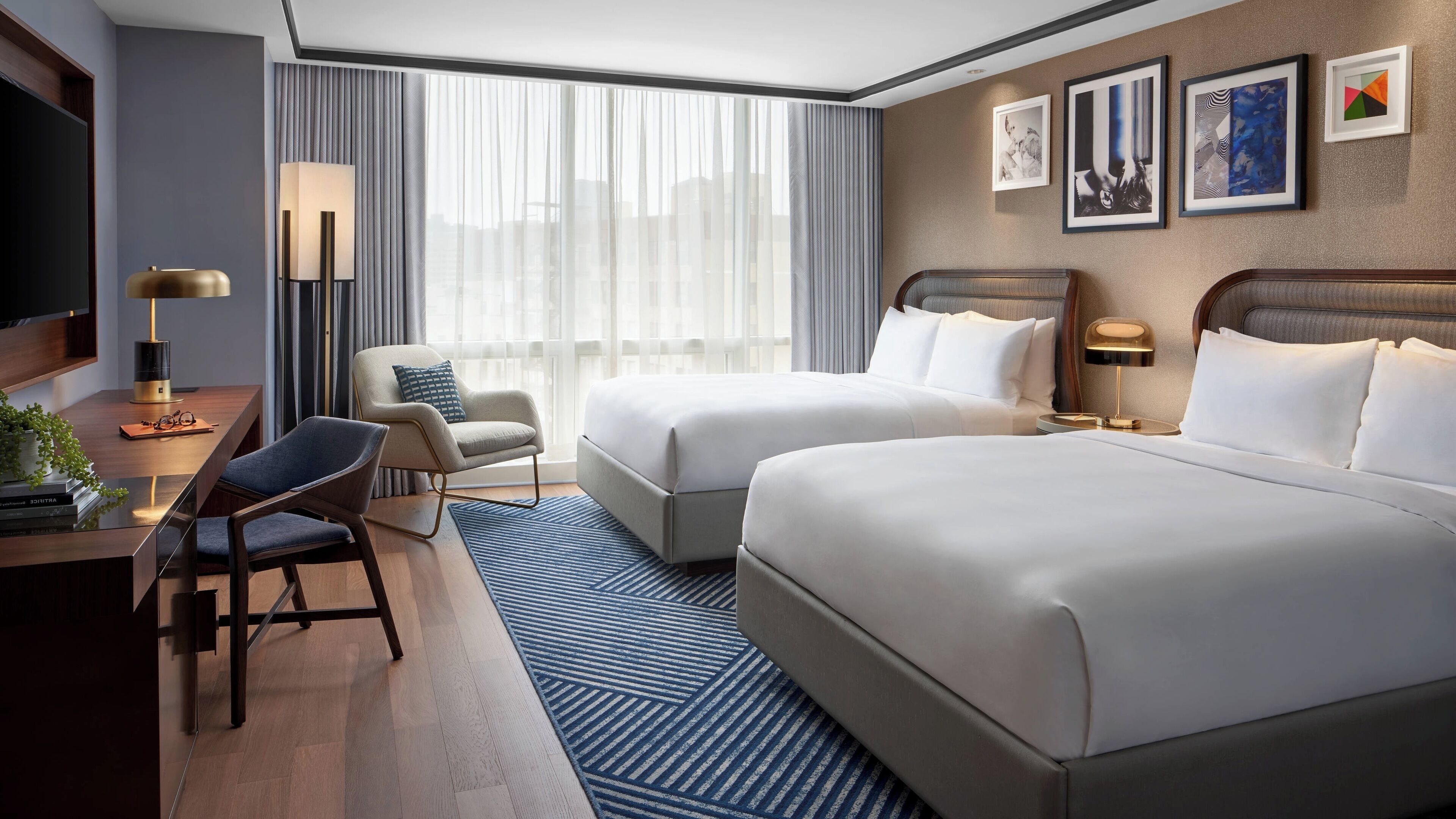 egyptian cotton sheets, premium bedding, in-room safe, desk