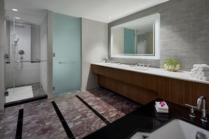 Suite Présidentielle, 1 chambre, non-fumeurs | Salle de bain | Baignoire et douche séparées, articles de toilette gratuits