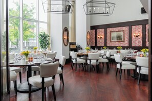3 restaurants; breakfast, lunch, dinner, and brunch served