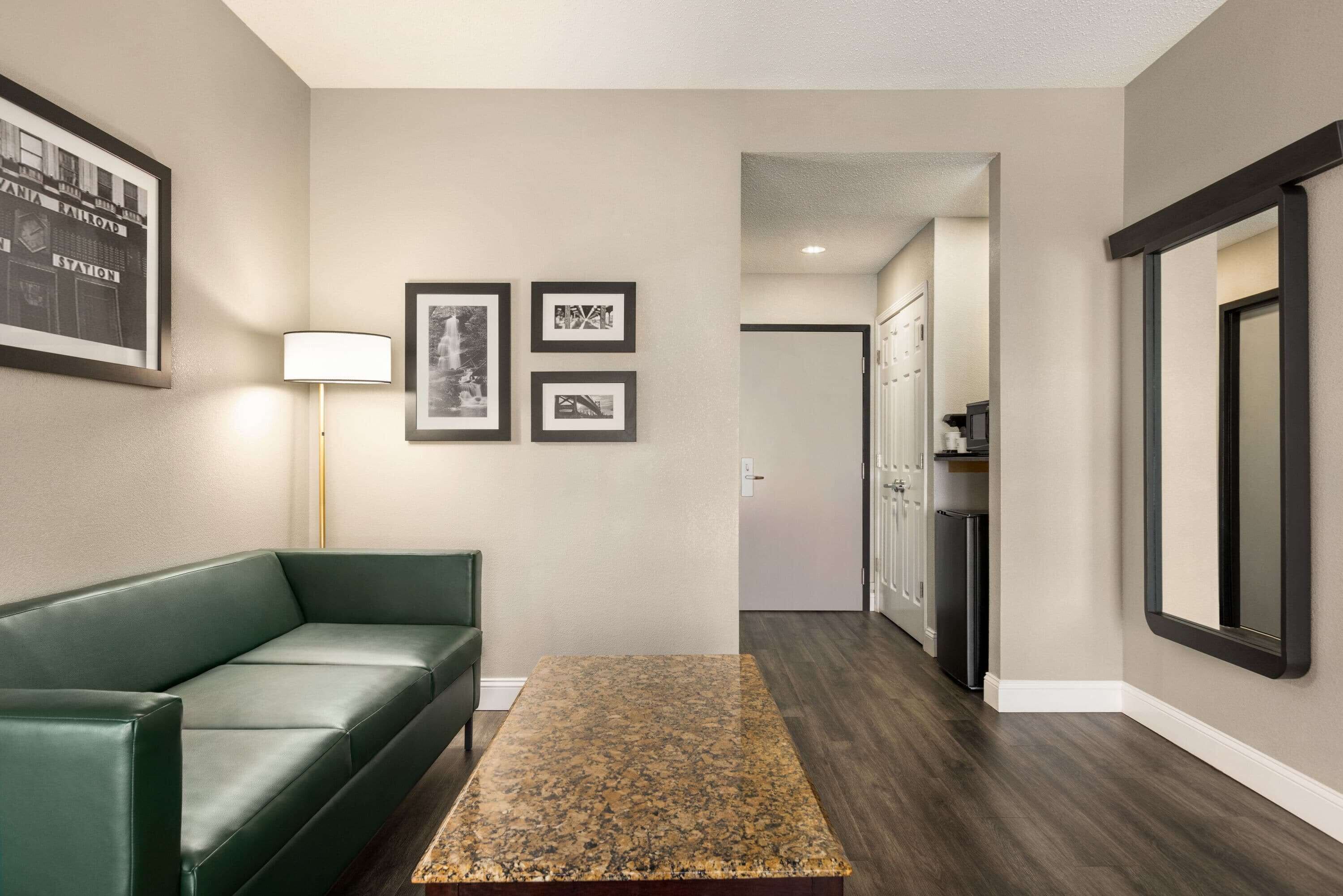 Executive Room, 1 King Bed, Non Smoking | Hypo-allergenic bedding, in-room safe, desk, iron/ironing board