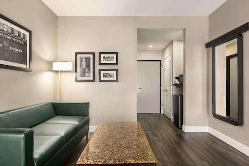 Executive Room, 1 King Bed, Non Smoking | Hypo-allergenic bedding, in-room safe, desk, iron/ironing board