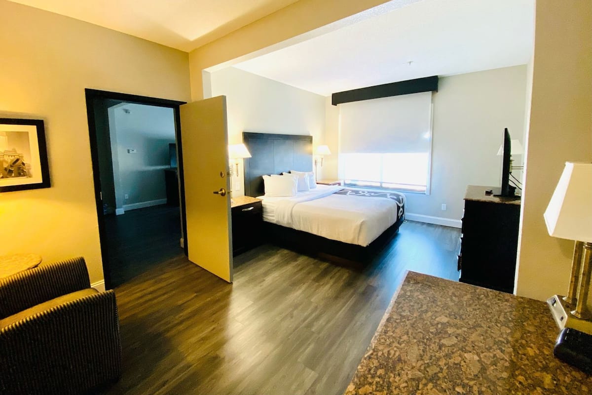Ropa de cama hipoalergénica y caja de seguridad en la habitación