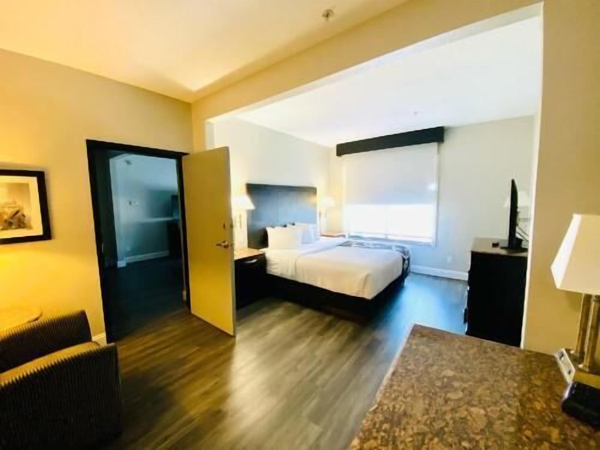 Ropa de cama hipoalergénica y caja de seguridad en la habitación 