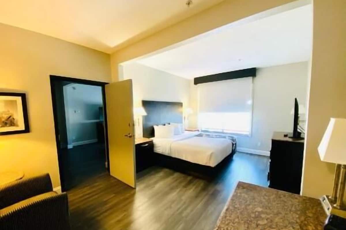 Ropa de cama hipoalergénica y caja de seguridad en la habitación