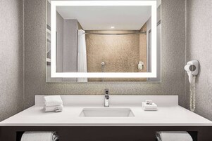 Bañera con ducha, artículos de tocador gratuitos, secador de pelo