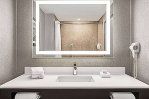 Ensemble baignoire-douche, articles de toilette (gratuits)