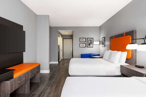 Ropa de cama hipoalergénica y caja de seguridad en la habitación 
