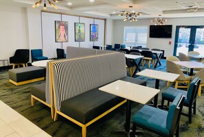 Free full breakfast on weekends  - La Quinta Inn & Suites by Wyndham Mt. Laurel - Philadelphia (Mount Laurel)