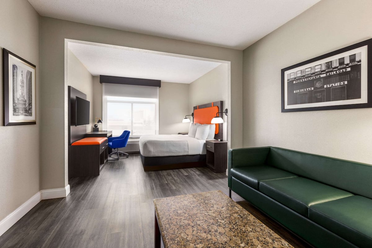 Executive Room, 1 King Bed, Non Smoking | Hypo-allergenic bedding, in-room safe, desk, iron/ironing board