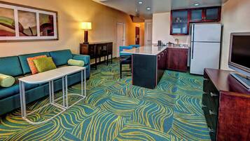 Suíte, 1 quarto | Área de estar | TV de tela plana 32 polegadas com canais a cabo, TV, filmes pagos