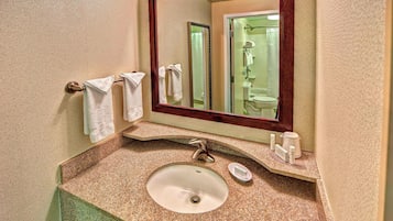 Une salle de bain équipée d’un lavabo, d’un miroir et d’un porte-serviettes.