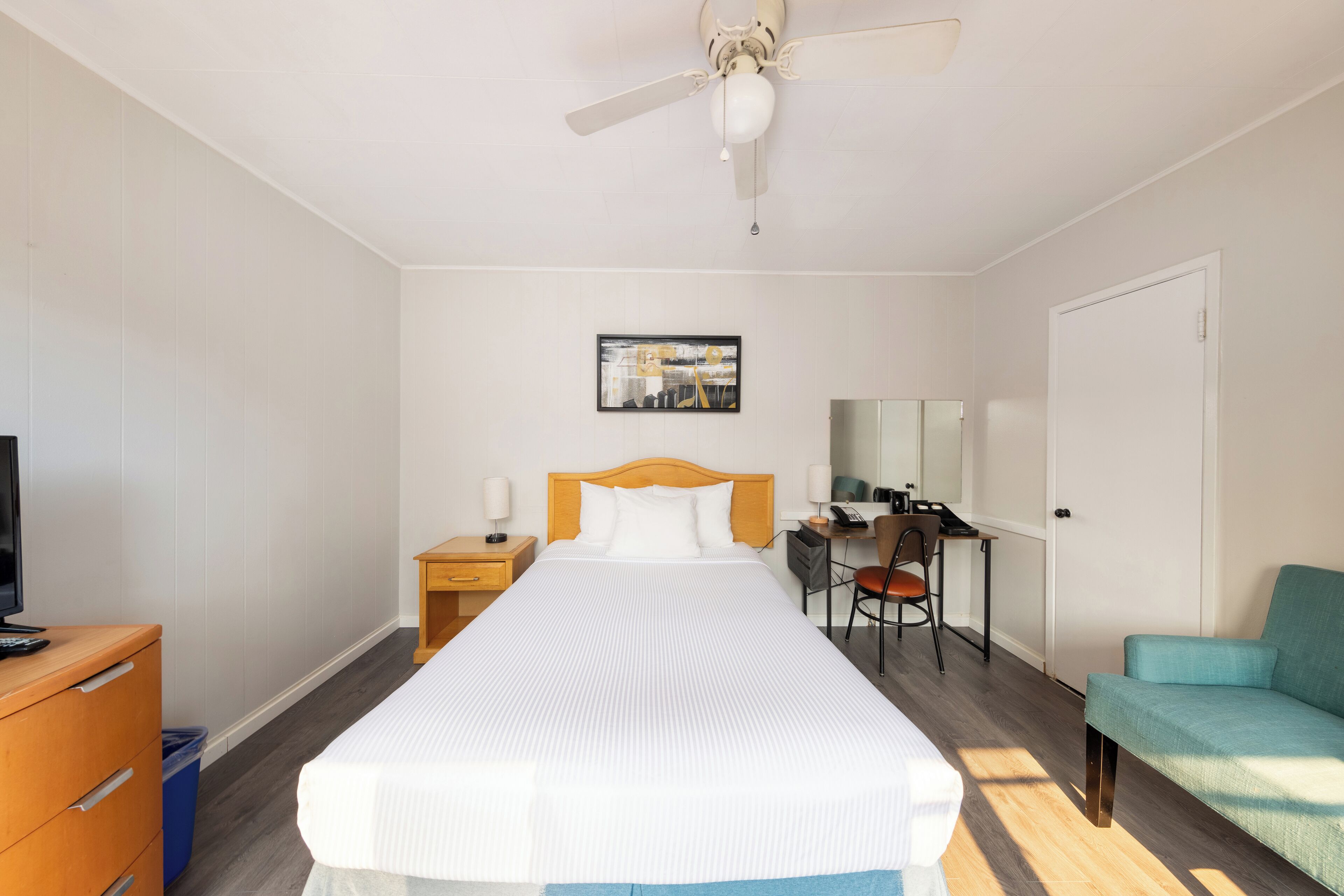 Cortinas blackout y tabla de planchar con plancha 