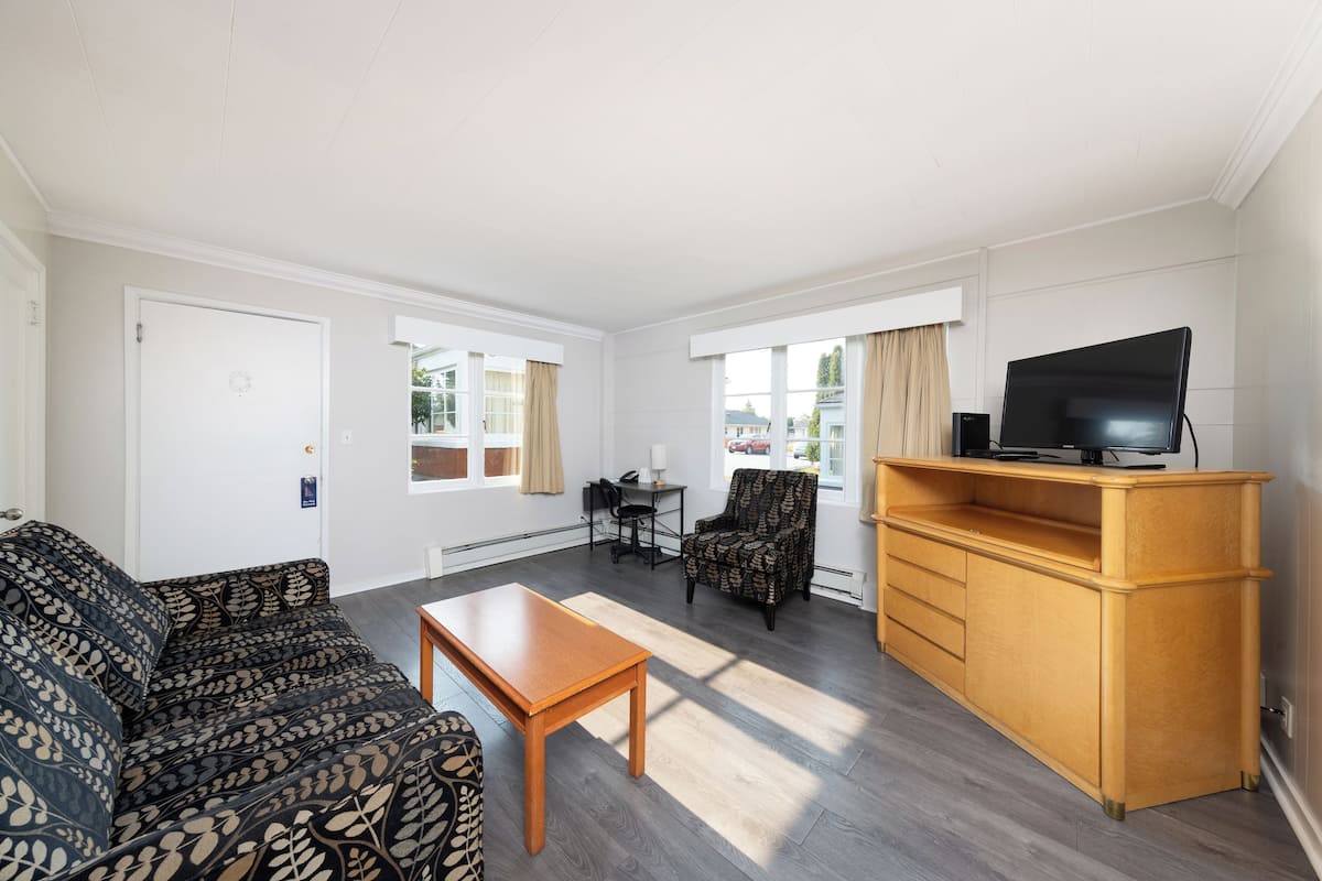 Family Suite | Living area | 32-inch TV with cable channels