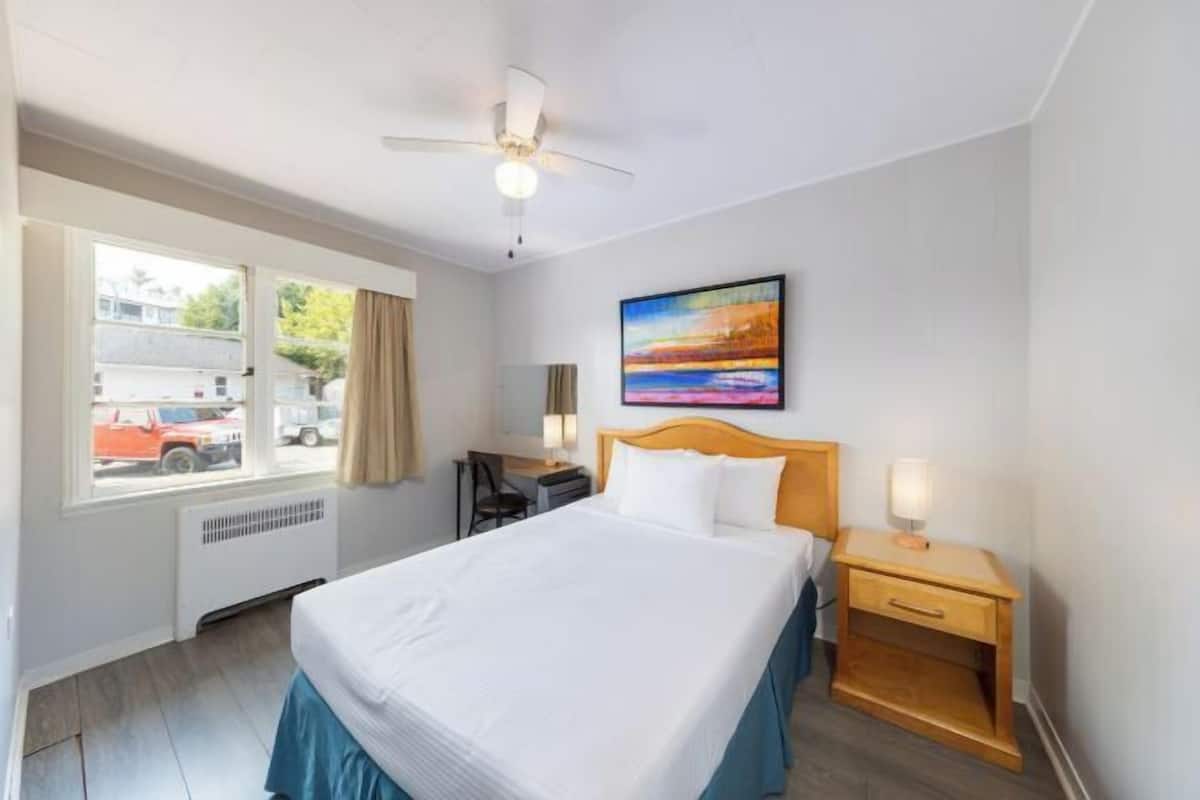 1 habitación, cortinas blackout y tabla de planchar con plancha