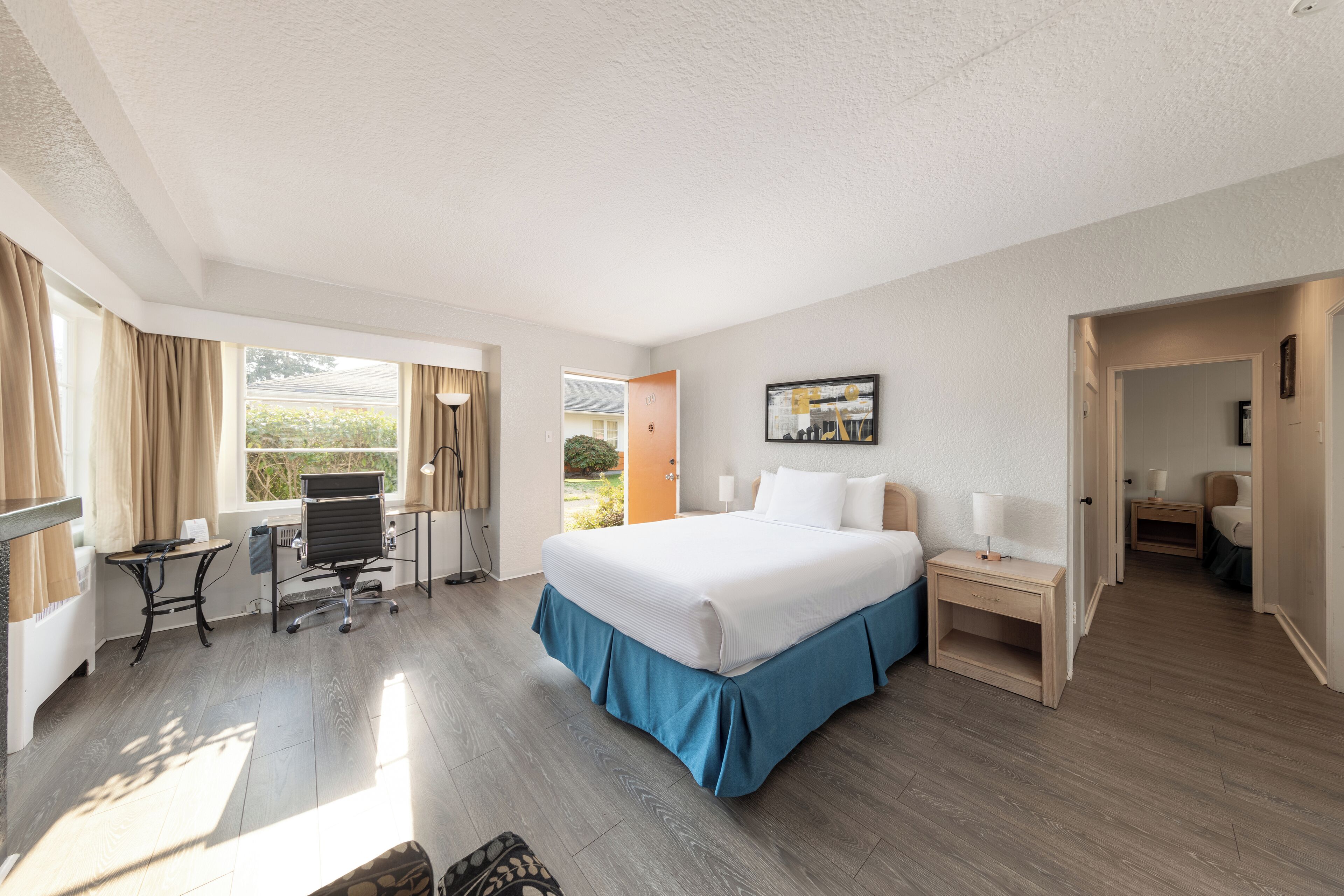 Cortinas blackout y tabla de planchar con plancha 