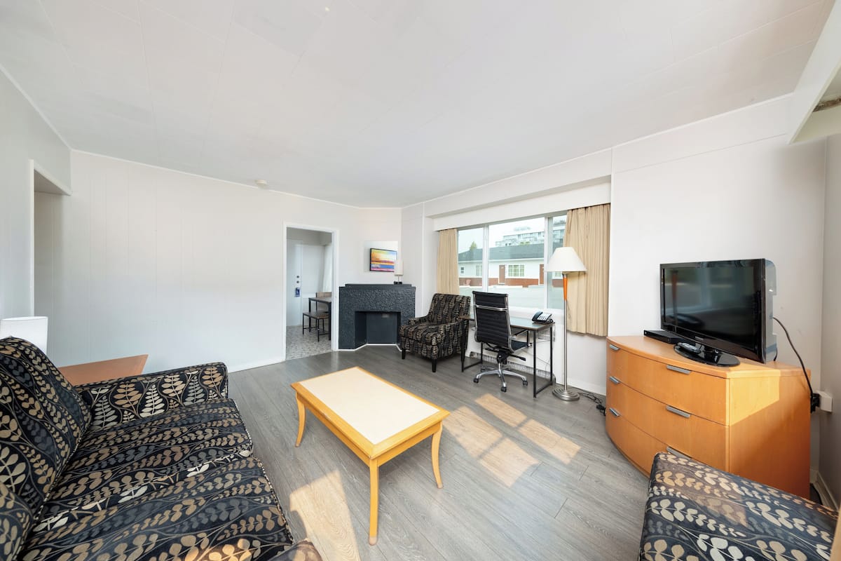Deluxe Room, Kitchen | Living area | 32-inch TV with cable channels
