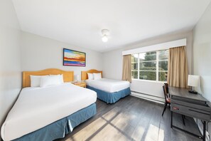 Blackout drapes, iron/ironing board, rollaway beds, free WiFi - 2400 Motel (Vancouver)