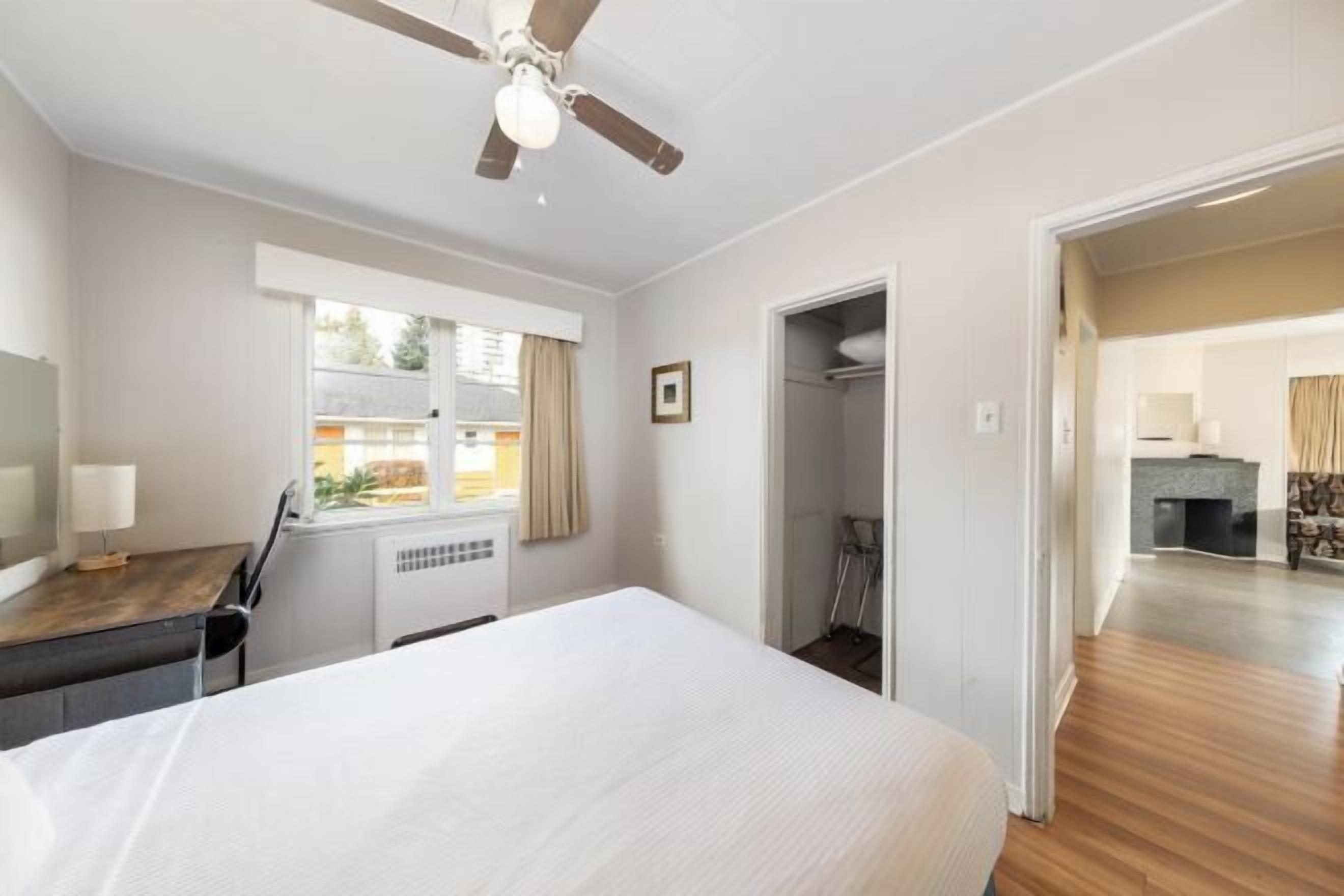 Cortinas blackout y tabla de planchar con plancha 