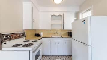 Suite familiar, vista al patio | Cocina privada | Tetera eléctrica