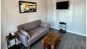 Deluxe Double Room | Living area | 32-inch TV with cable channels - 2400 Motel (Vancouver)