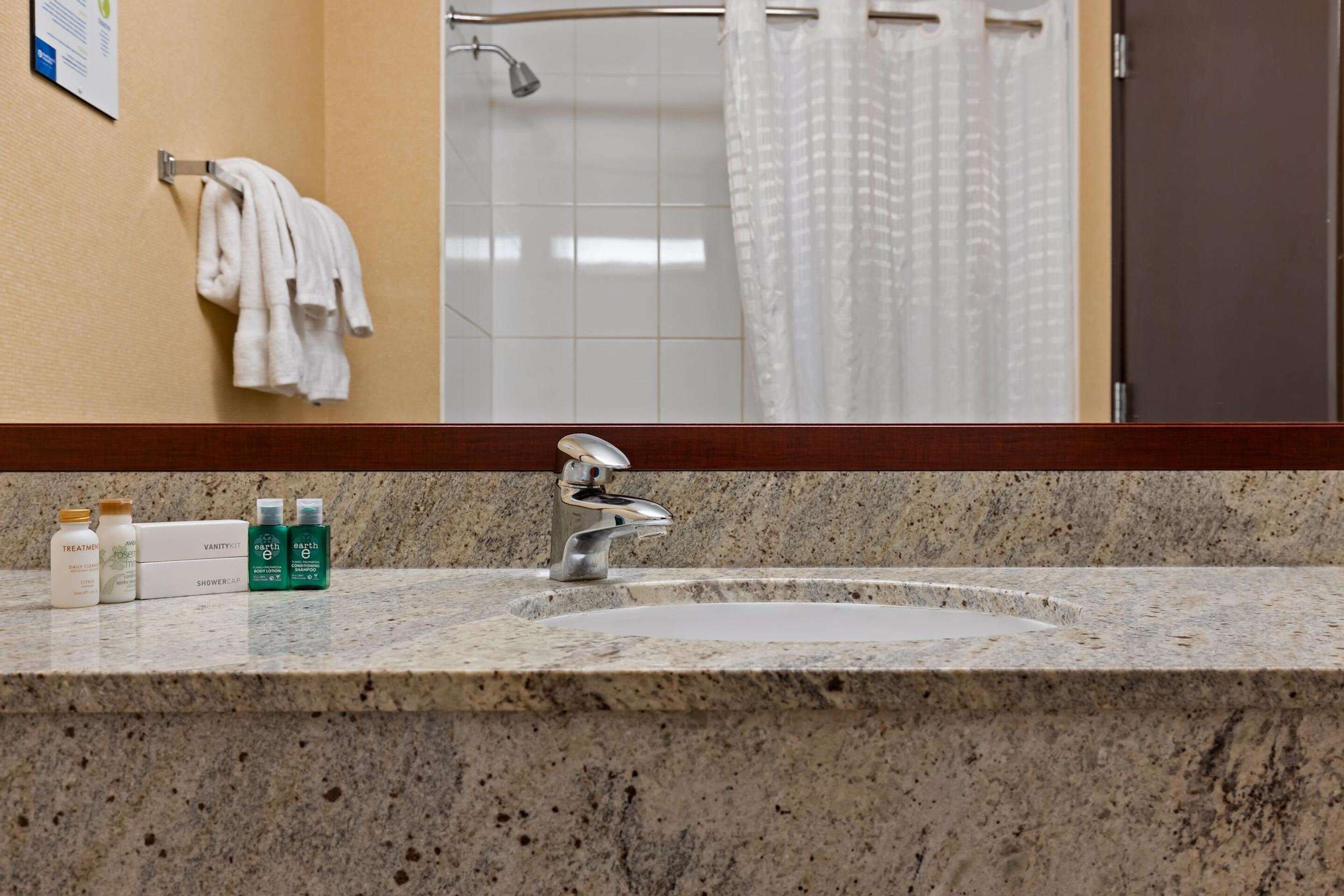 Habitación estándar, 2 camas de matrimonio | Baño | Ducha y bañera combinadas y artículos de higiene personal gratuitos