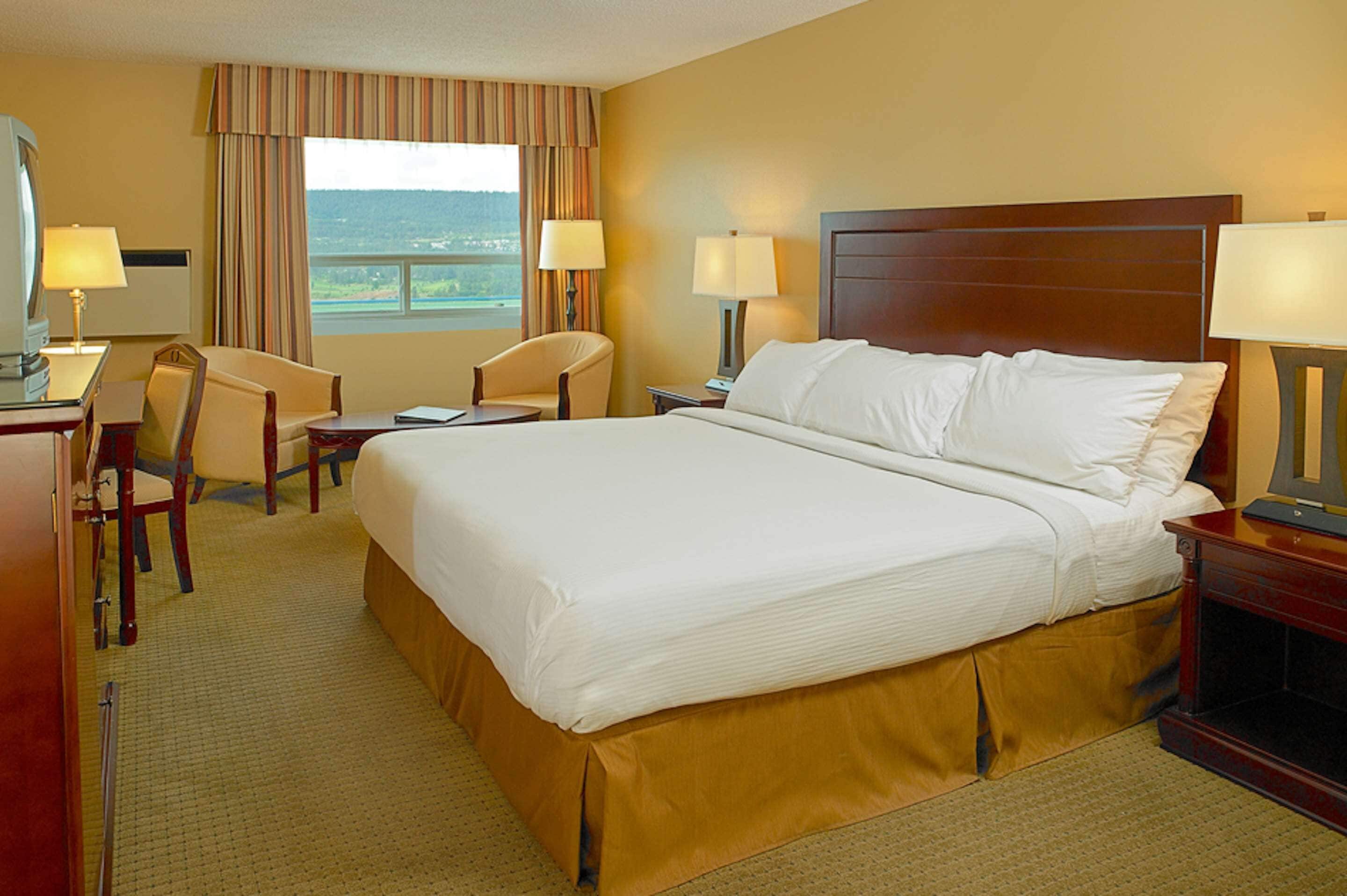 Bureau, fer et planche à repasser, lits bébé (gratuits)