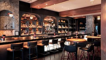 2 restaurants, breakfast served