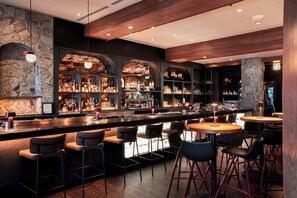 2 restaurants, breakfast served - Nita Lake Lodge (Whistler)