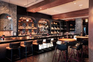 2 restaurants; breakfast, lunch, and dinner served