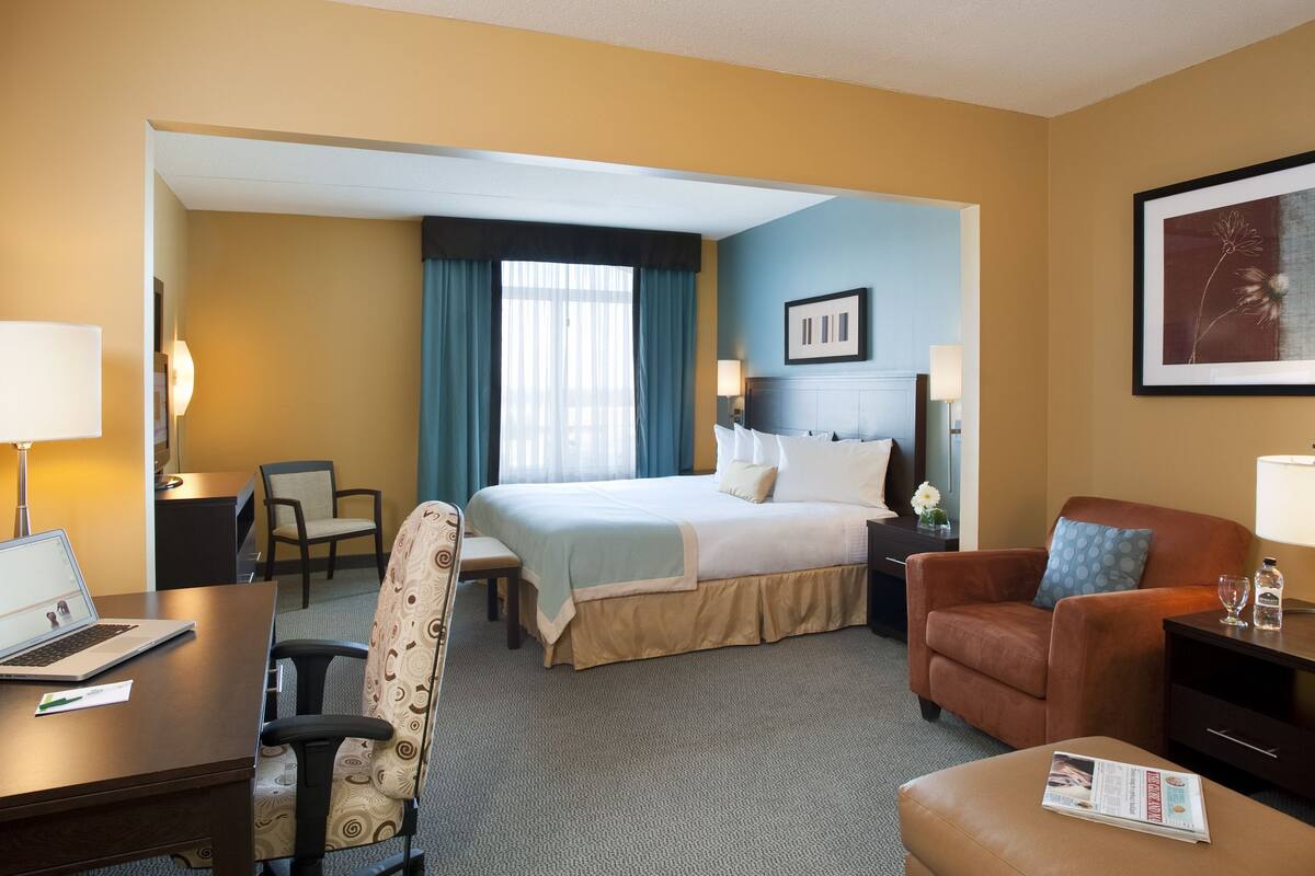 premium bedding, in-room safe, desk, laptop workspace