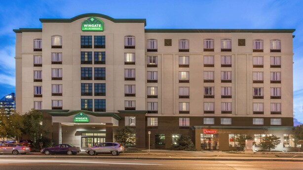 Un hotel de varios pisos con un letrero llamativo que dice "Wingate by Wyndham".